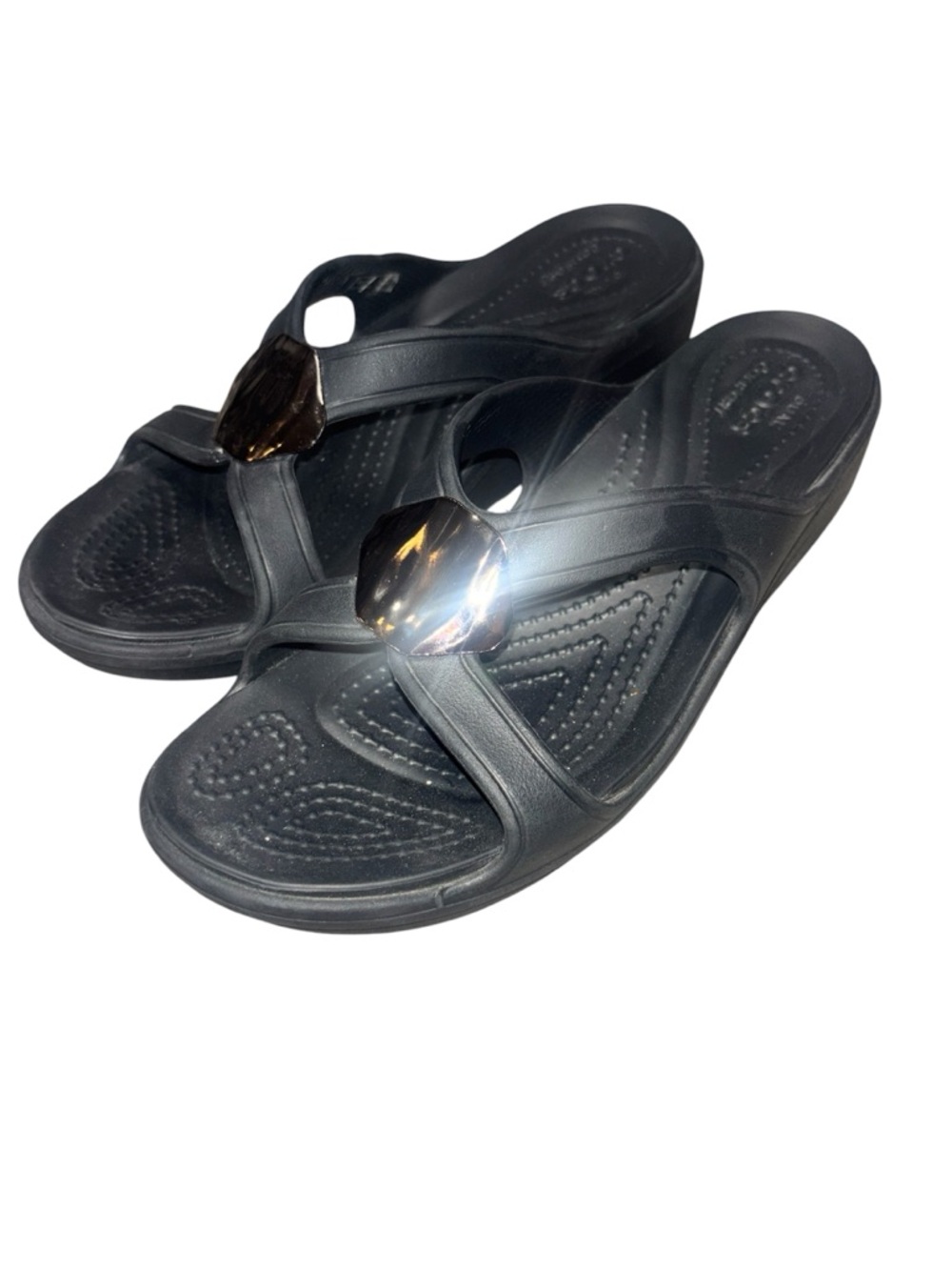 Crocs Sanrah Sandals Womens Size 7 Black Wedge Silver Hammered Medallion